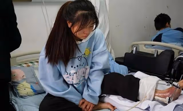 回顧弟弟意外去世,哥哥娶弟媳為妻,婚後倆人生下天生殘疾的女兒