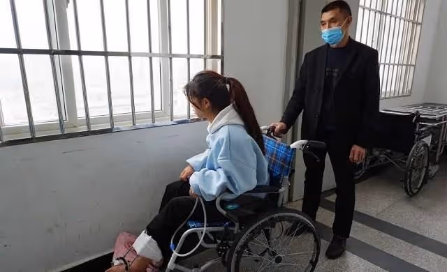 回顧弟弟意外去世,哥哥娶弟媳為妻,婚後倆人生下天生殘疾的女兒