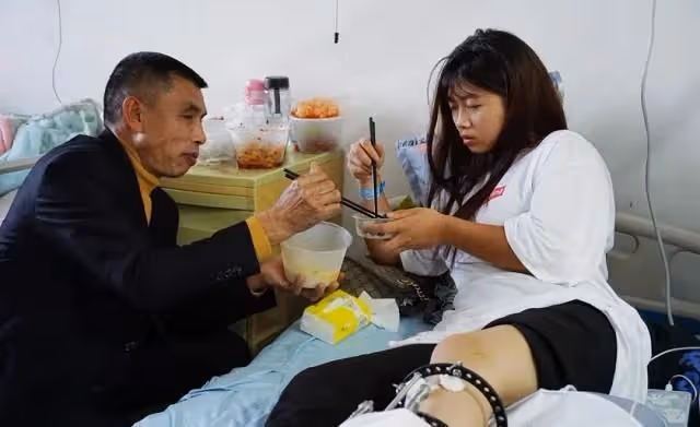 回顧弟弟意外去世,哥哥娶弟媳為妻,婚後倆人生下天生殘疾的女兒