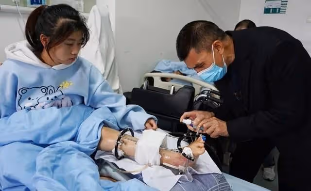 回顧弟弟意外去世,哥哥娶弟媳為妻,婚後倆人生下天生殘疾的女兒