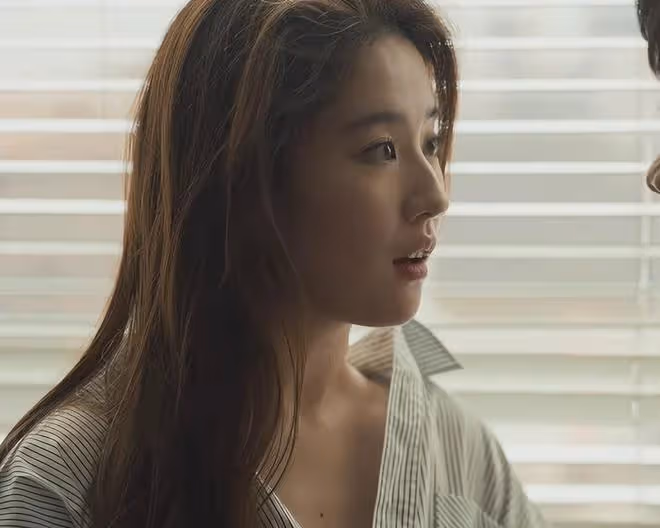 36歲劉亦菲對比42歲萬茜，老天爺賞飯吃與科班畢業的演技一目了然