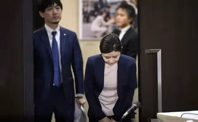 江宏傑帶兒女吃粽子，小小傑超像媽媽福原愛，父子同款表情太搞笑