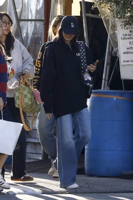 Lisa也愛背極簡設計師品牌　KHAITE、THE ROW草編包好有度假感