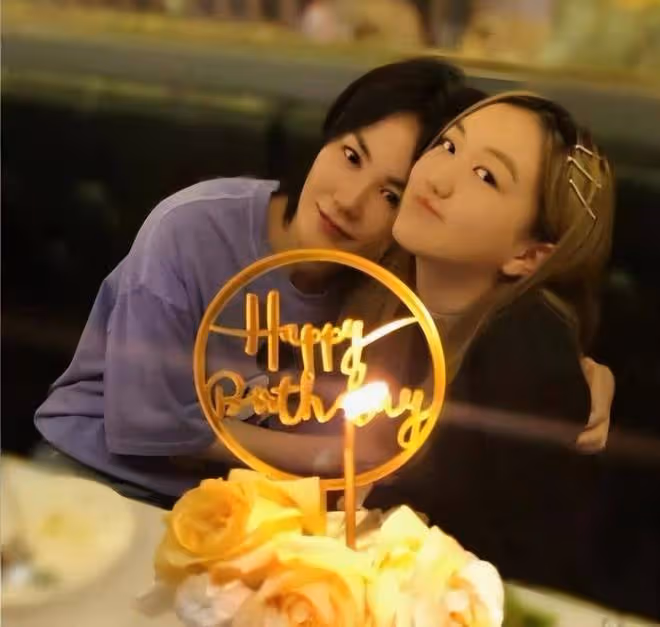 王菲攜李嫣觀演唱會顯母愛,低調生活引關注,母女情深成佳話