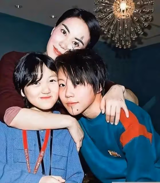 王菲攜李嫣觀演唱會顯母愛,低調生活引關注,母女情深成佳話