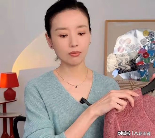43歲董潔為帶貨擦邊!直播反穿瑜伽褲毫無看點,身材幹癟皮還皺