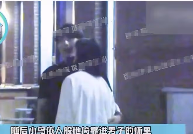 36歲婁藝瀟新戀情曝光,和小男友當街撒糖,兩人戀情早有端倪