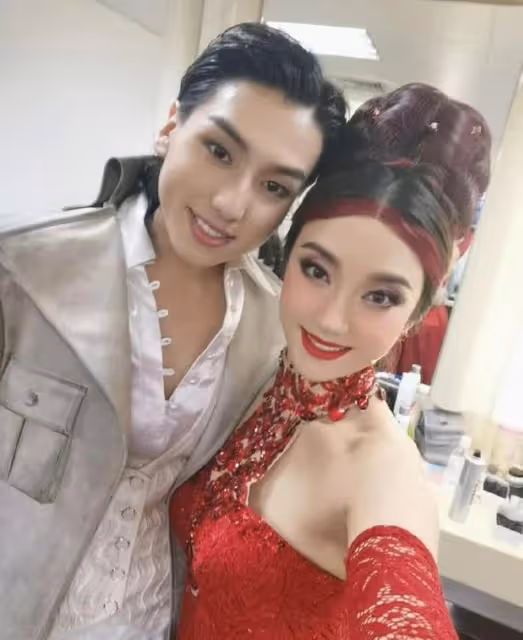 36歲婁藝瀟新戀情曝光,和小男友當街撒糖,兩人戀情早有端倪