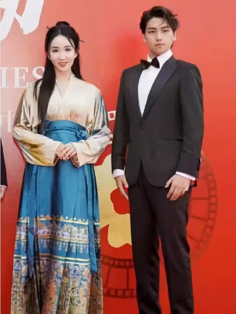 36歲婁藝瀟新戀情曝光,和小男友當街撒糖,兩人戀情早有端倪