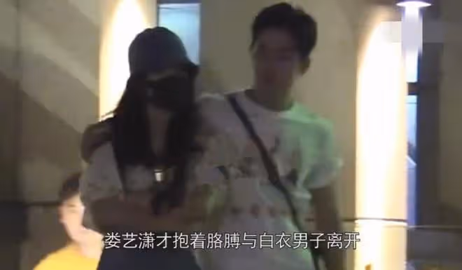 36歲婁藝瀟新戀情曝光,和小男友當街撒糖,兩人戀情早有端倪