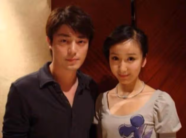 36歲婁藝瀟新戀情曝光,和小男友當街撒糖,兩人戀情早有端倪
