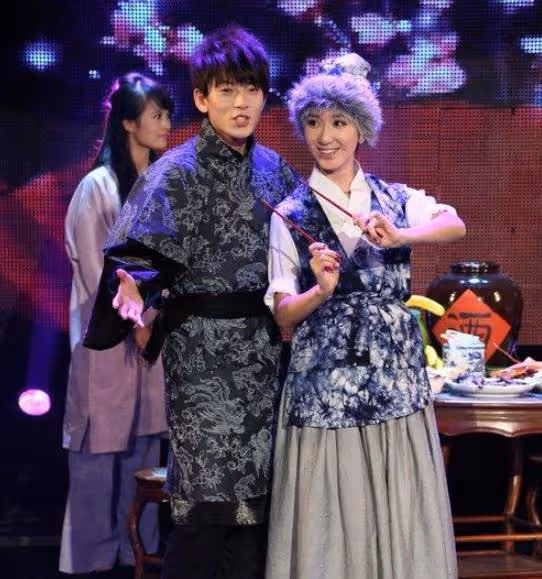36歲婁藝瀟新戀情曝光,和小男友當街撒糖,兩人戀情早有端倪