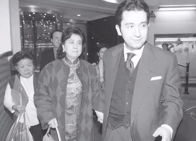 何鴻燊何婉琪舊照,為澳娛股份鬧翻,晚年生活不及何婉鴻