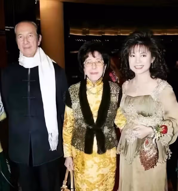 何鴻燊何婉琪舊照,為澳娛股份鬧翻,晚年生活不及何婉鴻