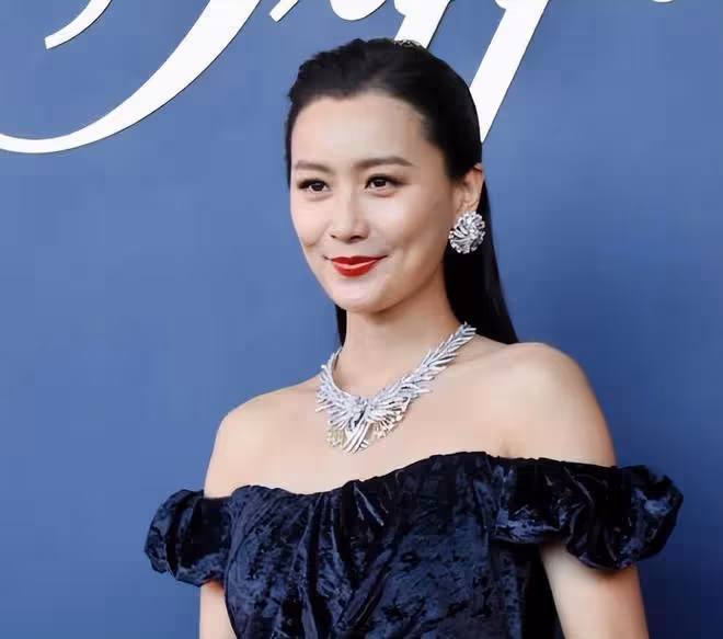 陳法拉出席珠寶晚宴，和汪詩詩汪圓圓合影，鄭余雅穎也在現場