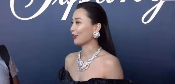 陳法拉出席珠寶晚宴，和汪詩詩汪圓圓合影，鄭余雅穎也在現場