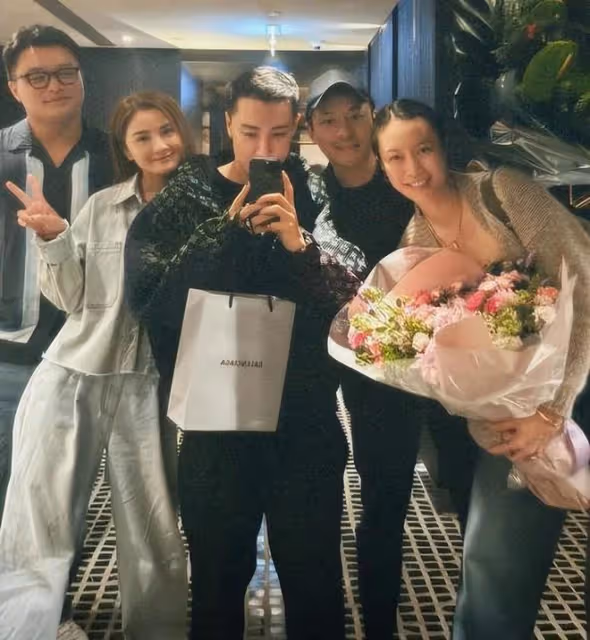 霍啟仁未婚妻戴項鍊露面,手捧鮮花改變大,完全融入富貴圈