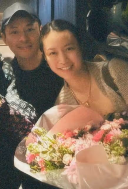 霍啟仁未婚妻戴項鍊露面,手捧鮮花改變大,完全融入富貴圈