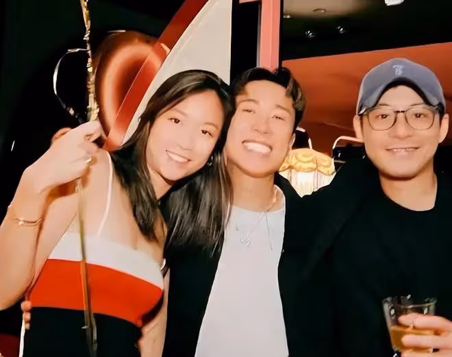 霍啟仁未婚妻戴項鍊露面,手捧鮮花改變大,完全融入富貴圈