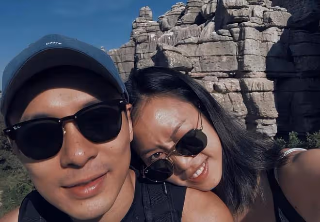 霍啟仁未婚妻戴項鍊露面,手捧鮮花改變大,完全融入富貴圈