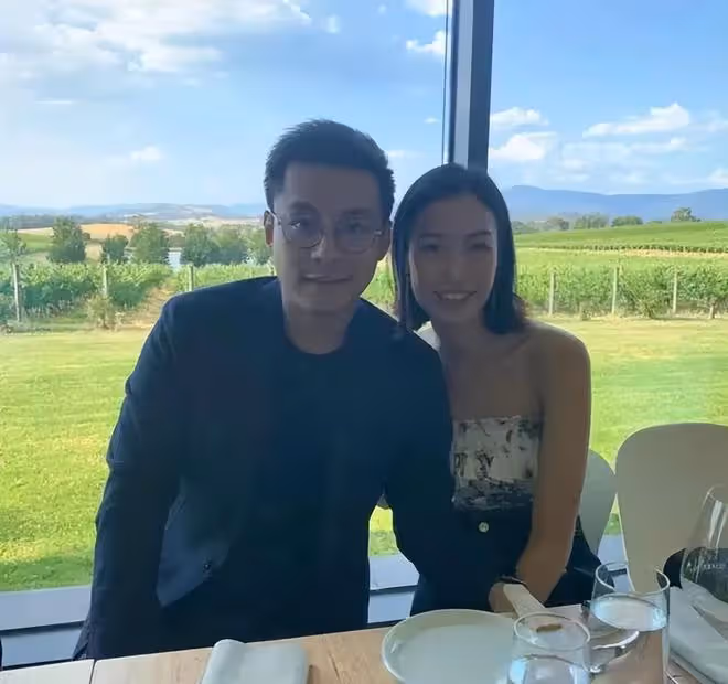 霍啟仁未婚妻戴項鍊露面,手捧鮮花改變大,完全融入富貴圈