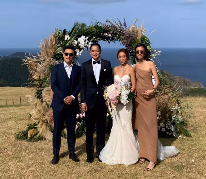 霍啟仁未婚妻戴項鍊露面,手捧鮮花改變大,完全融入富貴圈