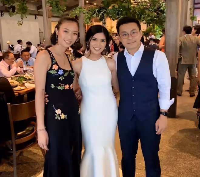 霍啟仁未婚妻戴項鍊露面,手捧鮮花改變大,完全融入富貴圈