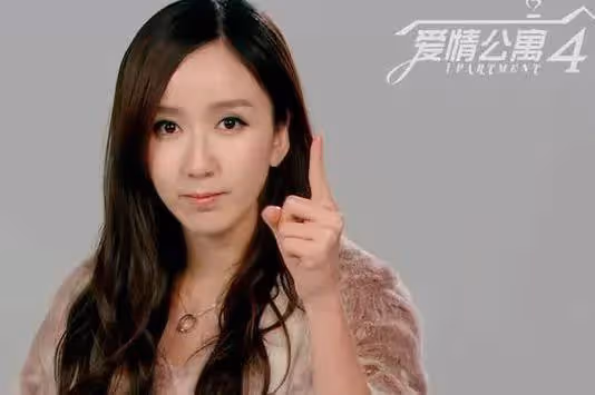 35歲知名女星戀情曝光,與年輕男子擁抱摟腰,網友評論出奇一致
