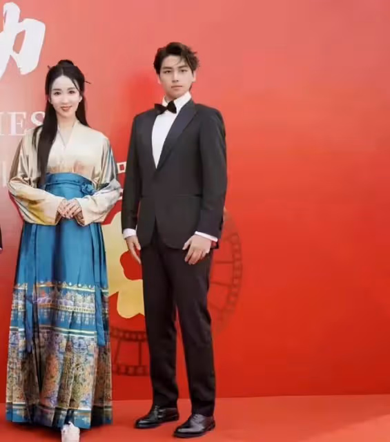 35歲知名女星戀情曝光,與年輕男子擁抱摟腰,網友評論出奇一致