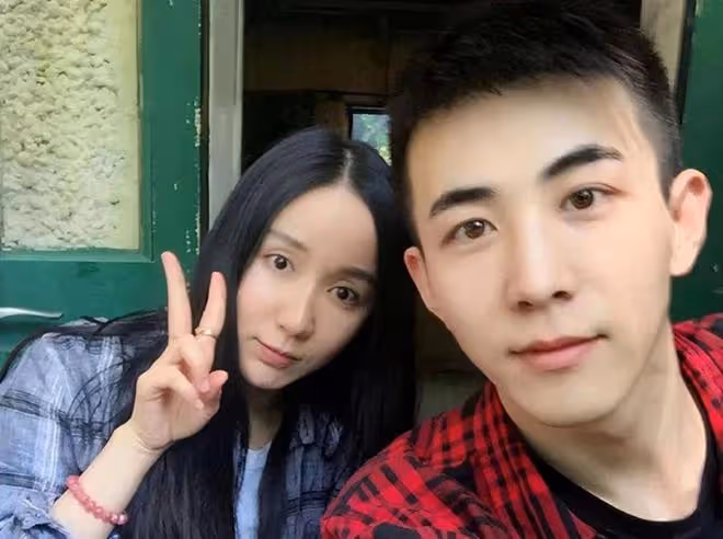 35歲知名女星戀情曝光,與年輕男子擁抱摟腰,網友評論出奇一致