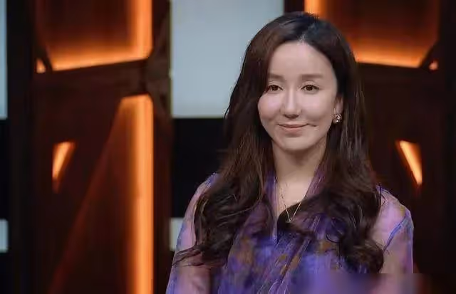 35歲知名女星戀情曝光,與年輕男子擁抱摟腰,網友評論出奇一致