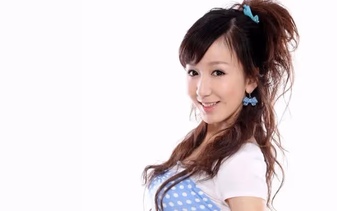 35歲知名女星戀情曝光,與年輕男子擁抱摟腰,網友評論出奇一致