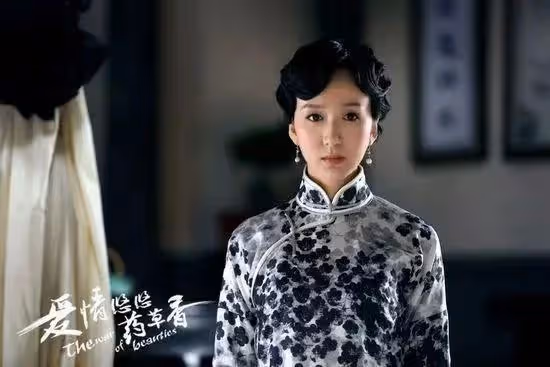 35歲知名女星戀情曝光,與年輕男子擁抱摟腰,網友評論出奇一致