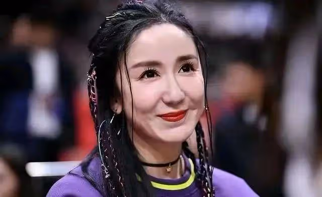 35歲知名女星戀情曝光,與年輕男子擁抱摟腰,網友評論出奇一致