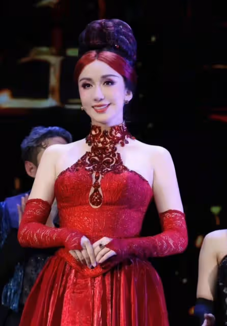 35歲知名女星戀情曝光,與年輕男子擁抱摟腰,網友評論出奇一致