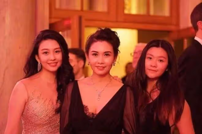 邱淑貞大女兒算不算大美人,看看她和媽媽的合照就知道了