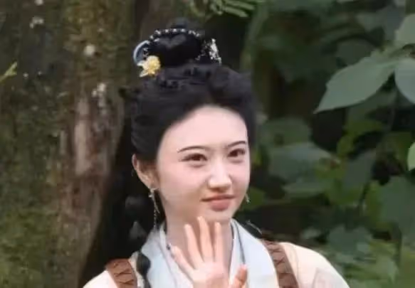 看了35歲景甜和36歲劉亦菲近照,才明白皮相美和骨相美的區別