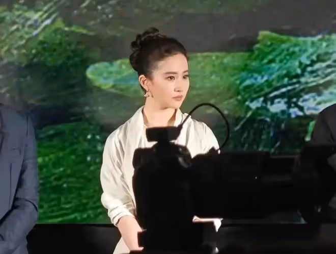 看了35歲景甜和36歲劉亦菲近照,才明白皮相美和骨相美的區別