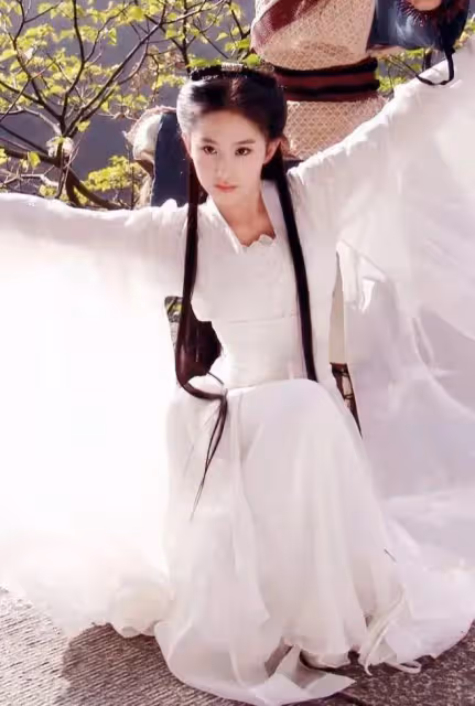 看了35歲景甜和36歲劉亦菲近照,才明白皮相美和骨相美的區別