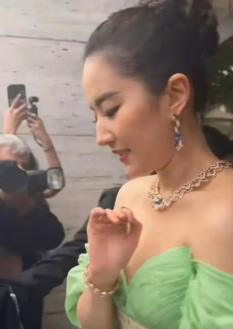 看了35歲景甜和36歲劉亦菲近照,才明白皮相美和骨相美的區別