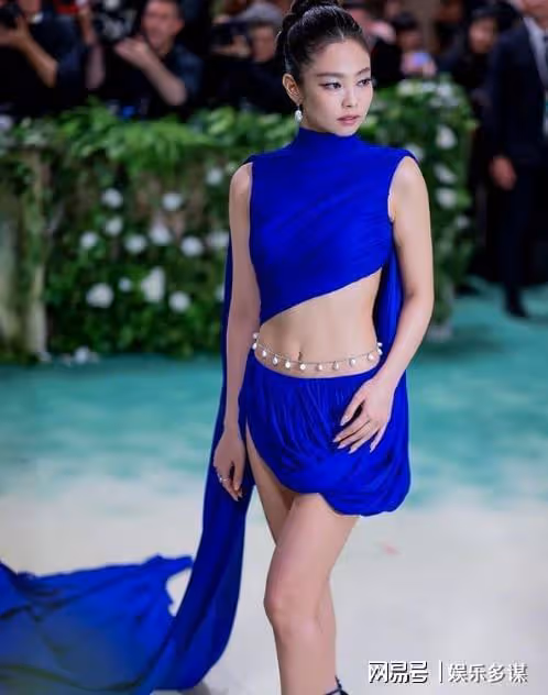 Jennie高辣走秀評價兩極!抓包走秀被偷牽手秀愛