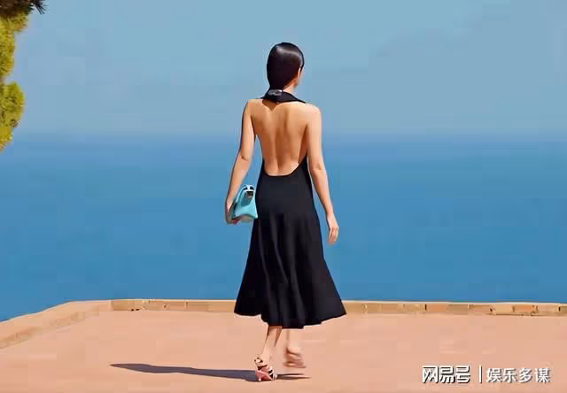 Jennie高辣走秀評價兩極!抓包走秀被偷牽手秀愛