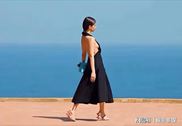 Jennie高辣走秀評價兩極!抓包走秀被偷牽手秀愛