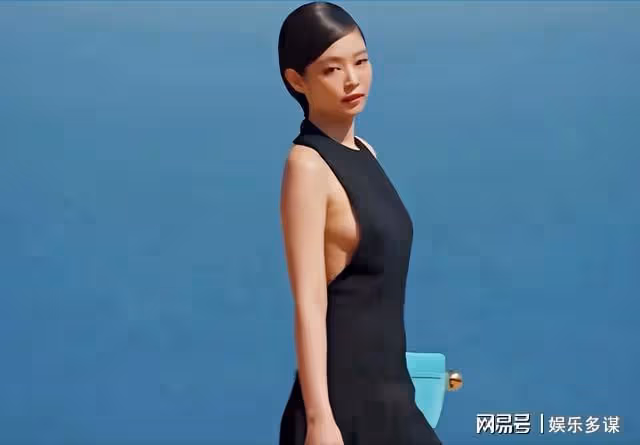 Jennie高辣走秀評價兩極!抓包走秀被偷牽手秀愛