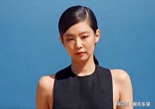 Jennie高辣走秀評價兩極!抓包走秀被偷牽手秀愛