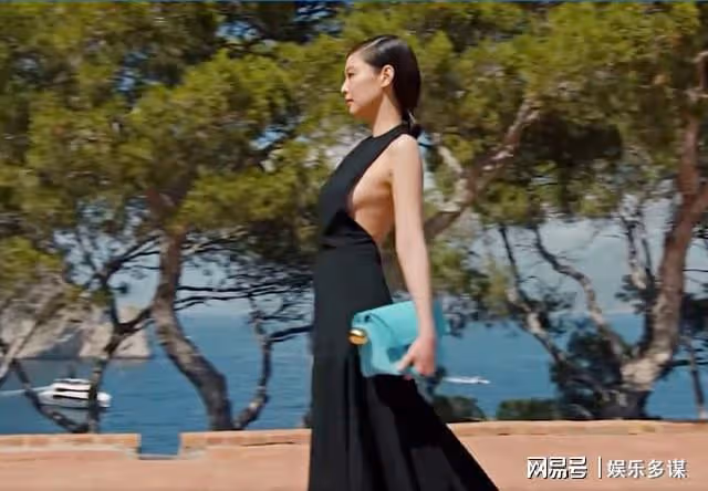 Jennie高辣走秀評價兩極!抓包走秀被偷牽手秀愛