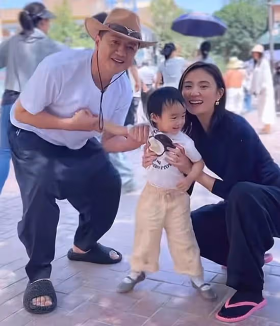 李亞鵬攜妻女拍新疆風寫真,海哈金喜襪子配人字拖,穿搭超接地氣