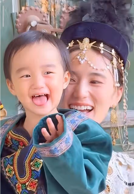 李亞鵬攜妻女拍新疆風寫真,海哈金喜襪子配人字拖,穿搭超接地氣