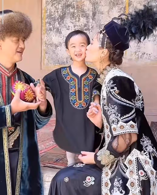 李亞鵬攜妻女拍新疆風寫真,海哈金喜襪子配人字拖,穿搭超接地氣