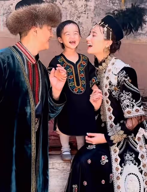 李亞鵬攜妻女拍新疆風寫真,海哈金喜襪子配人字拖,穿搭超接地氣